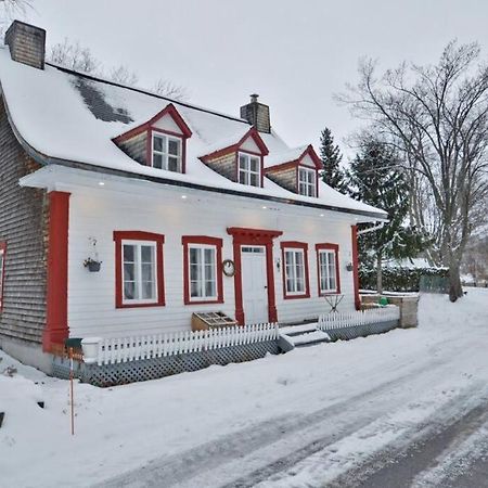 Om Chalet 1 Avec Spa Face Au Fleuve Saint-Jean ภายนอก รูปภาพ