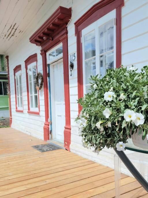 Om Chalet 1 Avec Spa Face Au Fleuve Saint-Jean ภายนอก รูปภาพ