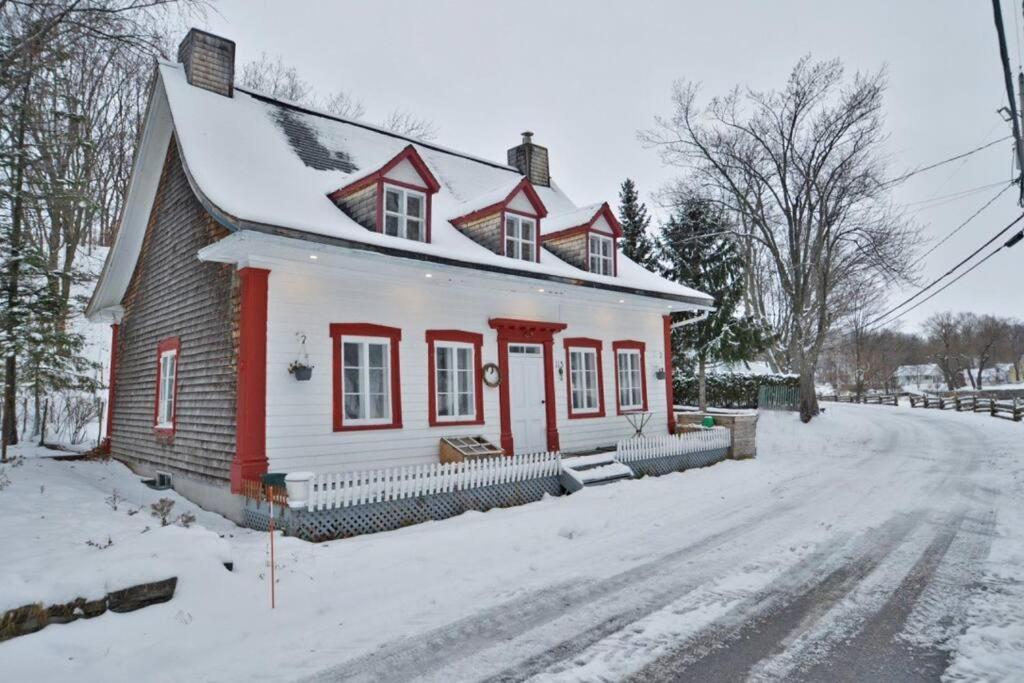 Om Chalet 1 Avec Spa Face Au Fleuve Saint-Jean ภายนอก รูปภาพ