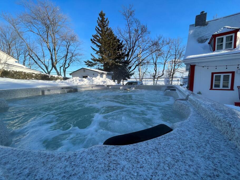 Om Chalet 1 Avec Spa Face Au Fleuve Saint-Jean ภายนอก รูปภาพ